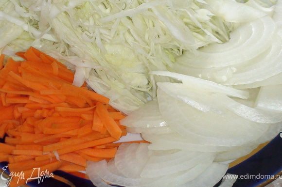 Нашинковать капусту, лук нарезать полукольцами, морковь соломкой, помидоры натереть на тёрке.