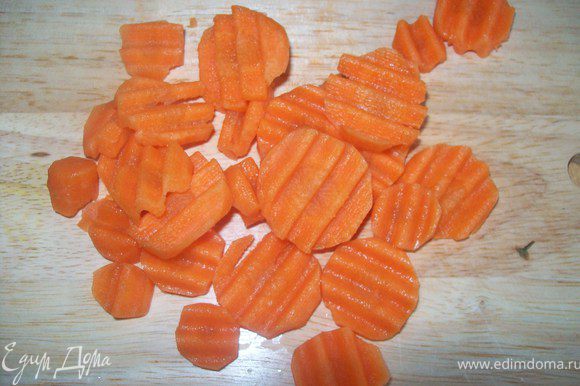 Сварите куриный бульон. Далее нарежте морковь и положите в бульон. я нарезала ее фигурным ножом. морковь мы кладем перво йтак как она дольше всех овощей варится