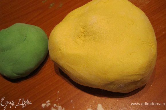 200 гр. маршмелоу растопить. вымесить с сахарной пудрой (500- 600 гр.). Отделить небольшую часть, подкрасить в зеленый цвет. Оставшуюся часть покрасить в желтый.