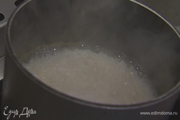 Рис для суши всыпать в небольшую кастрюлю, залить стаканом горячей воды и поставить на огонь. После закипания варить 20 минут на медленном огне.