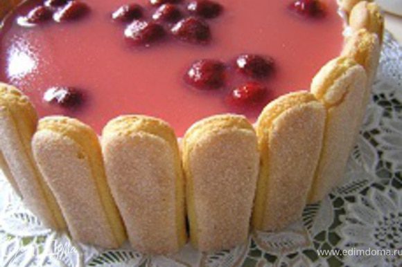 Печенья Савоярди подрезать до нужной длины (высоты торта) и украсить бока.