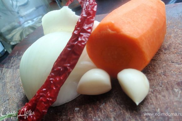 Почистим лук, морковку и чеснок.