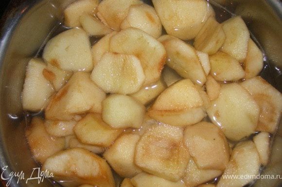 Очищенные яблоки заливаем водой, без верха, ( по желанию добавляем сахар), ставим варить.