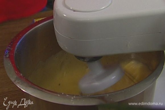 Яйца взбить миксером, добавить соль с перцем и паприку.