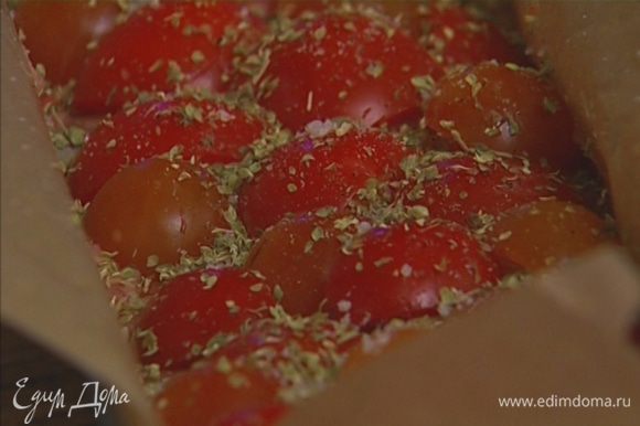 По всей поверхности мяса разложить нарезанные помидоры. Посолить и поперчить, присыпать орегано.