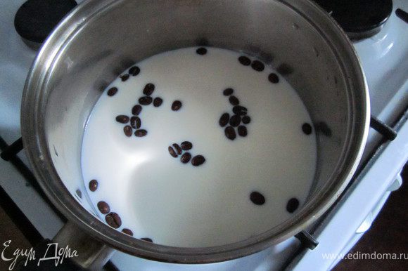 Разогреть на слабом огне молоко с кофейными зернами, довести до кипения и проварить 2 минуты. Процедить.