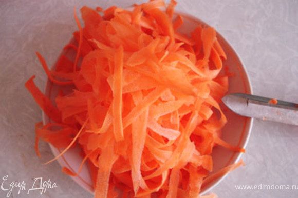 Морковь порезать тонкими пластиночками ( я использую для этого овощечистку).