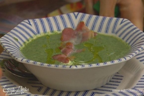 Налить суп в тарелку. Положить сверху кусочек бекона и сбрызнуть оливковым маслом.