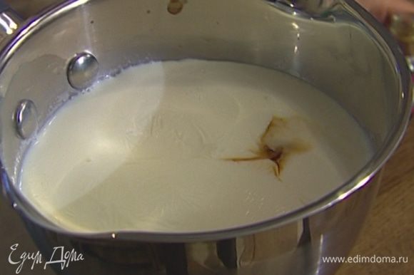 Подогреть 500 мл молока, добавить в него ванильный экстракт.