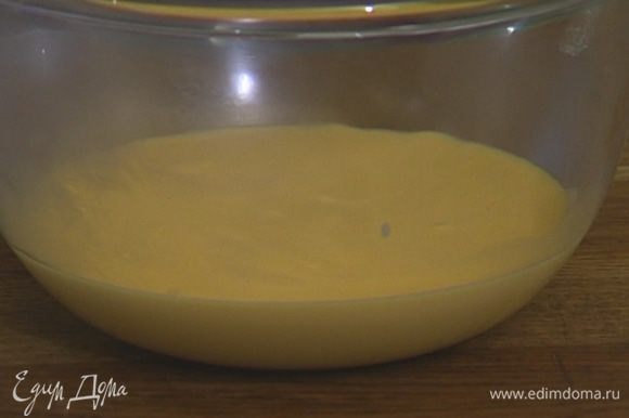 Добавить в молоко с желтками желатин, размешать и на несколько минут поставить крем в холодильник.