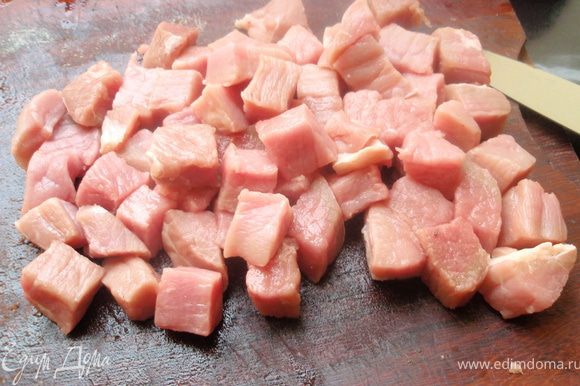 Мясо порежем небольшими кусочками, примерно 2Х2 см. Можно и больше порезать.