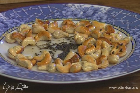 Разогреть в сковороде оливковое масло и обжарить орехи и семена горчицы до золотистого цвета.
