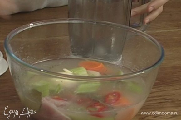 Из маринада удалить лавровый лист, веточки розмарина и тимьяна, овощи с половиной жидкости взбить в блендере в пюре или протереть через сито.