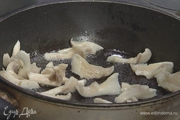 Разогреть в сковороде растительное масло, выложить грибы, посолить, поперчить, добавить тимьян и обжарить до готовности.