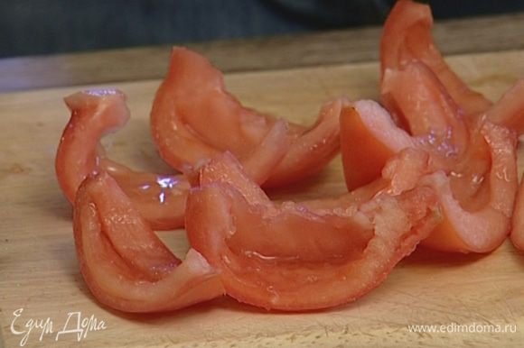 Большие помидоры нарезать дольками, удалить сердцевину с семенами.
