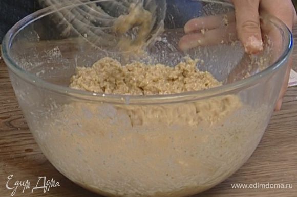 Взбить белки со 120 г сахарной пудры, добавить получившуюся массу в миндальное тесто, всыпать разрыхлитель и перемешать.