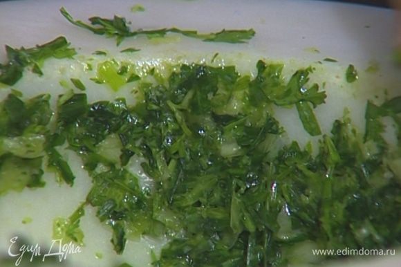 Кинзу, тархун и зеленый лук порубить, затем вместе с чесноком и щепоткой соли растереть в ступке.