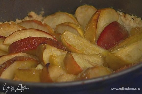 Поставить на верхний уровень духовки еще на 3 минуты, чтобы яблоки слегка закарамелизировались.