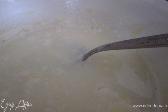 Приготовить пропитку. Молоко закипятить, добавить сахар. Проварить 10-15 минут, пока сироп не начнет немного густеть( должно быть консистенция жидкой сгущенки).