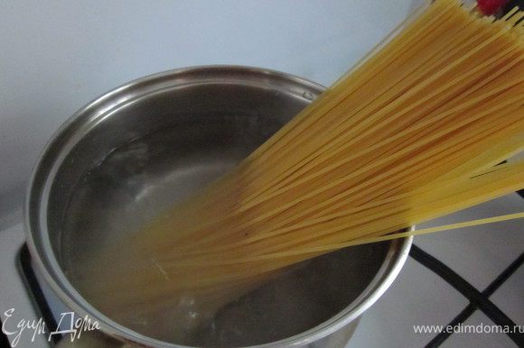 Спагетти отварить на две минуты меньше, чем написано на упаковке.