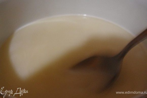 Для крема взбить сметану со сгущенным молоком.