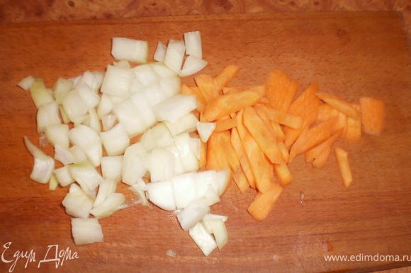 Чеснок(мой суп без него), лук режем кубиками. Морковку - тоненькими брусочками. В оригинальном рецепте морковь не используют, но я очень люблю морковку в супе.