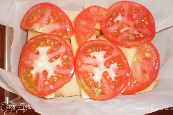 Сверху опять ломтики сыра, а потом кружочки помидоров. В следующий раз попробую слои сосисок пересыпать натертым сыром, чтобы они сильнее обволакивались, или перемазывать картофельным пюре с сыром.