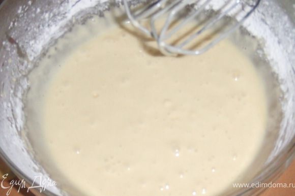 Берем глубокою миску, взбиваем яйца с сахаром. Затем добавляем разрехлитель, соду, ванилин и просеянную муку. Тесто должно получится, как консистенция густой (сепараторной) сметаны.