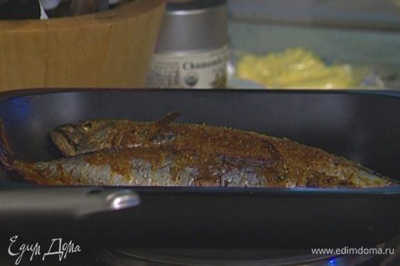 Уложить рыбу на противень и жарить под грилем или в разогретой духовке на самом высоком уровне по 10 минут с каждой стороны.