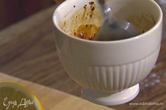 Приготовить крем: растворимый кофе залить 2 ст. ложками горячей воды и размешать.