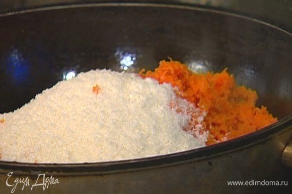 Протереть сковороду бумажным полотенцем, выложить в нее натертую морковь и кокосовую стружку и, помешивая, жарить 5–10 минут.