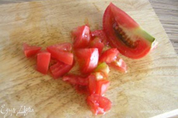 Тем временем помидоры черри разрезать на половинки (или нарезать кубиками обычный помидор)