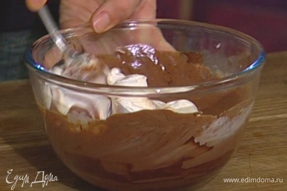 В растопленный черный шоколад добавить молоко и половину взбитых сливок, перемешать.