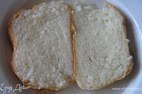 Хлебные кусочки залить водой, чтобы она полностью их покрыла и оставить на 5-7 минут. Затем вынуть из воды и отжать.