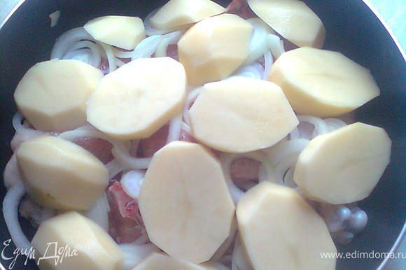 добавляем очищенные картошки,порезав их кружочками и также порезав лук
