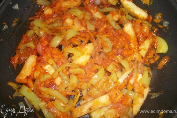 Делаю зажарку: Натираю на крупной терке морковь, режу соломкой яблоко и сладкий перец, лук кубиками, жарю на разогретой сковородке,через 3 минуты добавляю томатный соус и еще минут 5 тушу на медленном огне.