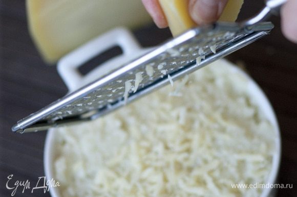 Посыпать крупно натертым сыром и поставить в разогретую духовку на 30 минут.