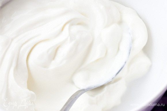 Йогурт слегка взбить с обычным и ванильным сахаром.