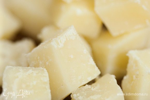 Сыр нарезать маленькими кубиками.