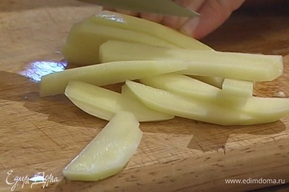 Картофель почистить и нарезать тонкими ломтиками.