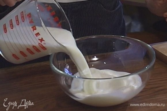 Молоко влить в небольшую кастрюлю и подогреть.