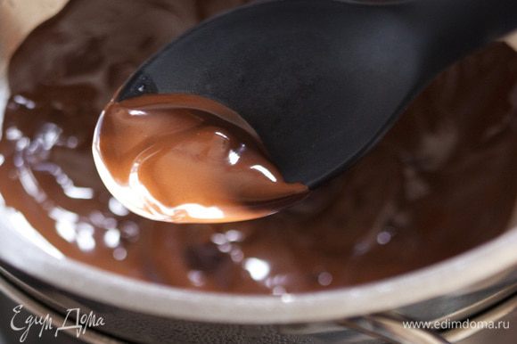 Черный шоколад растопить на водяной бане.