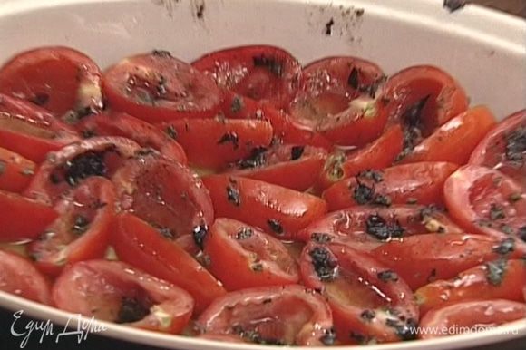 Чеснок почистить и измельчить в ступке вместе с орегано, перцем, солью и сухим базиликом, посыпать этой смесью помидоры.