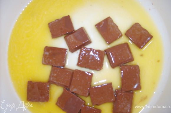 Кастрюльке растопить сливочное масло, вылить растопленное масло на нарезанный шоколад и оставить на 30 секунд