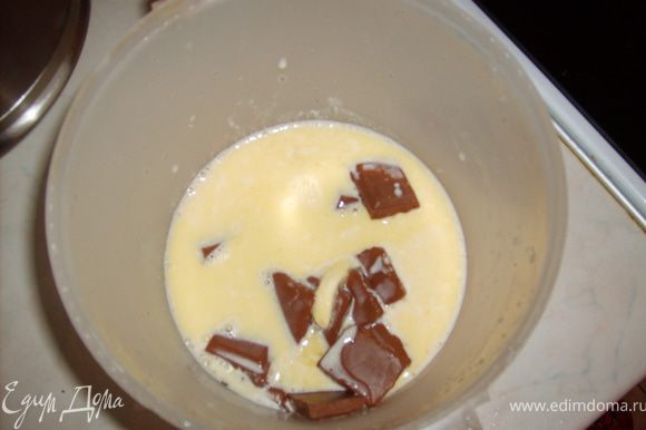 Положить нарезанный шоколад в чашку, где будете взбивать, отдельно в кастрюльке растопить сливочное масло и сливки, вылить эту массу на нарезанный шоколад и дать постоять 30 секунд, после перемешать до образования гладкой однородной массы.