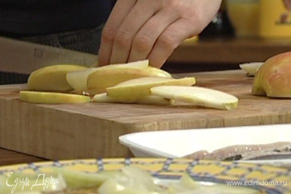 Яблоко и оставшуюся луковицу нарезать дольками.