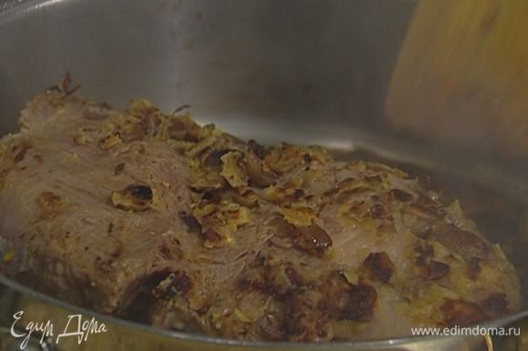 Разогреть в сковороде 2 ст. ложки растительного масла и обжарить мясо со всех сторон до золотистой корочки.
