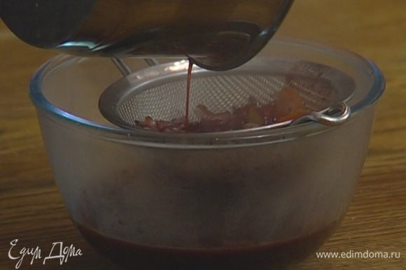 Влить вино, всыпать соль, сахар и уварить соус наполовину, затем, пока он горячий, протереть через сито. Добавить сливочное масло, размешать и перелить в соусник.