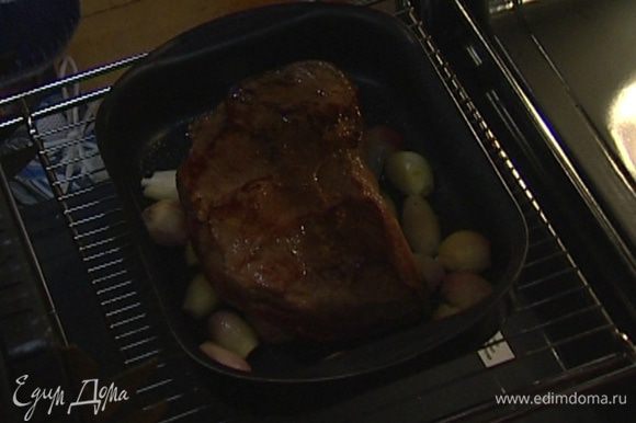 Выложить на лук обжаренное мясо и запекать в разогретой духовке 1 час.