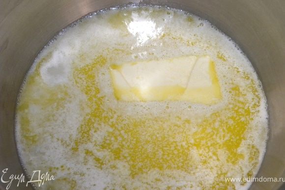 Вскипятить в кастрюле воду со сливочным маслом, сахаром и солью.
